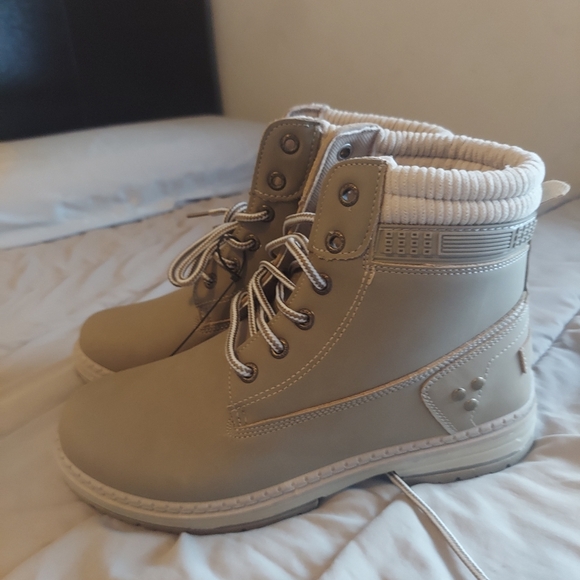 Size 8.5 Boot - Picture 5 of 8